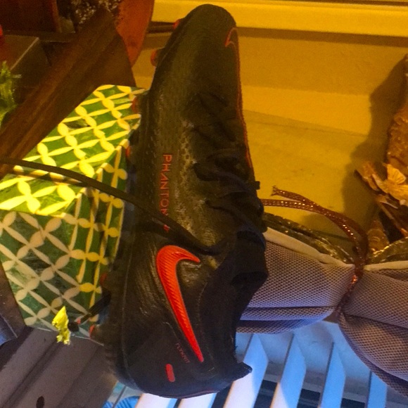 Nike Phantom Soccer Cleats - Picture 2 of 4